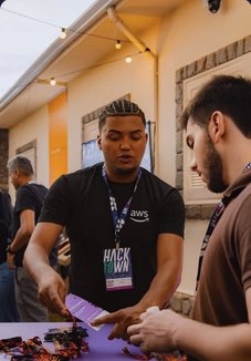 Promotor da Turbo atendendo visitante em ativação de tecnologia