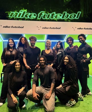 Equipe de staff uniformizada em preto na ativação Nike Futebol